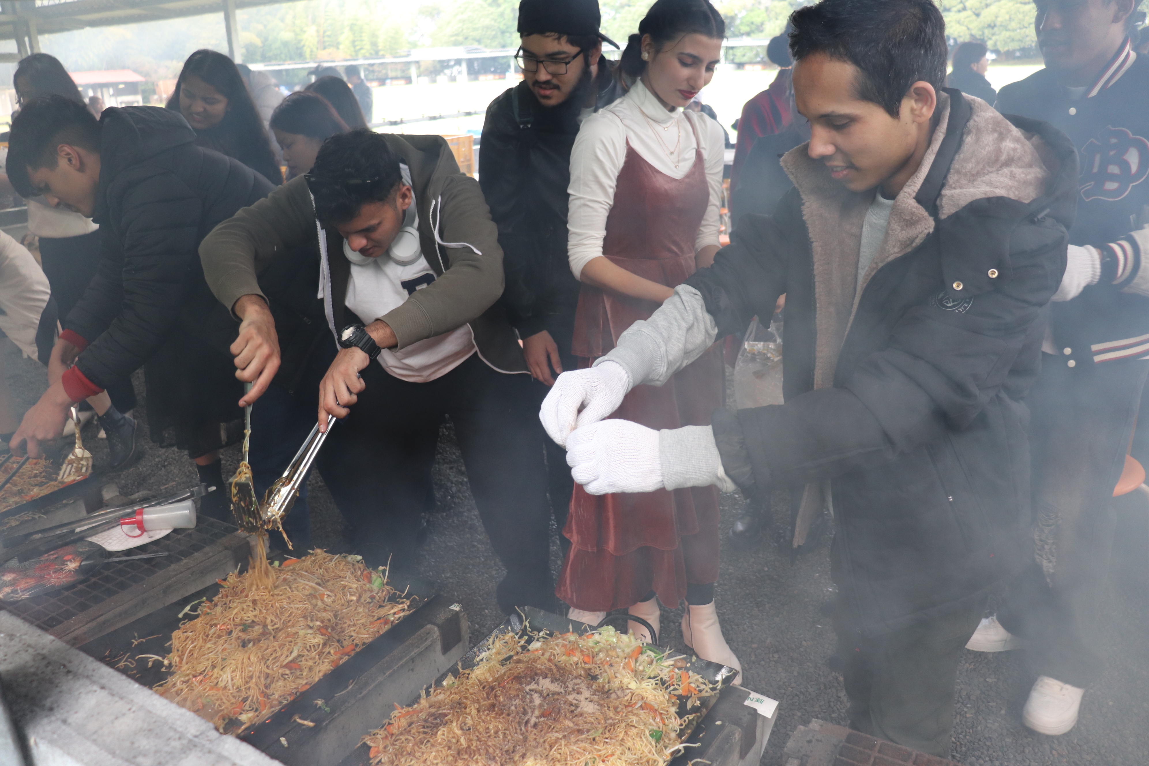 令和６年度研修旅行　マザー牧場　焼きそば焼き体験