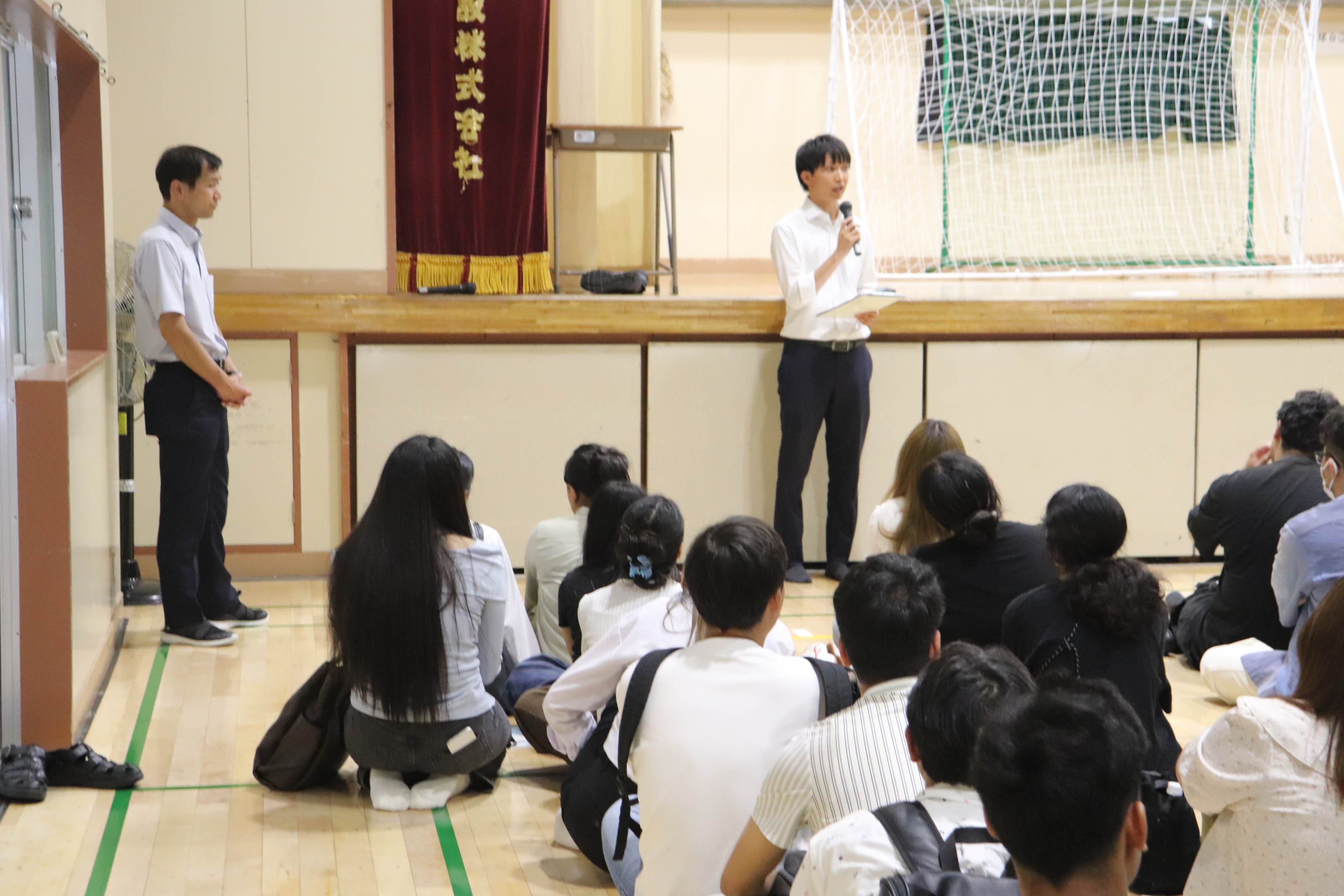 避難完了後、４階体育館で訓示する柏木校長