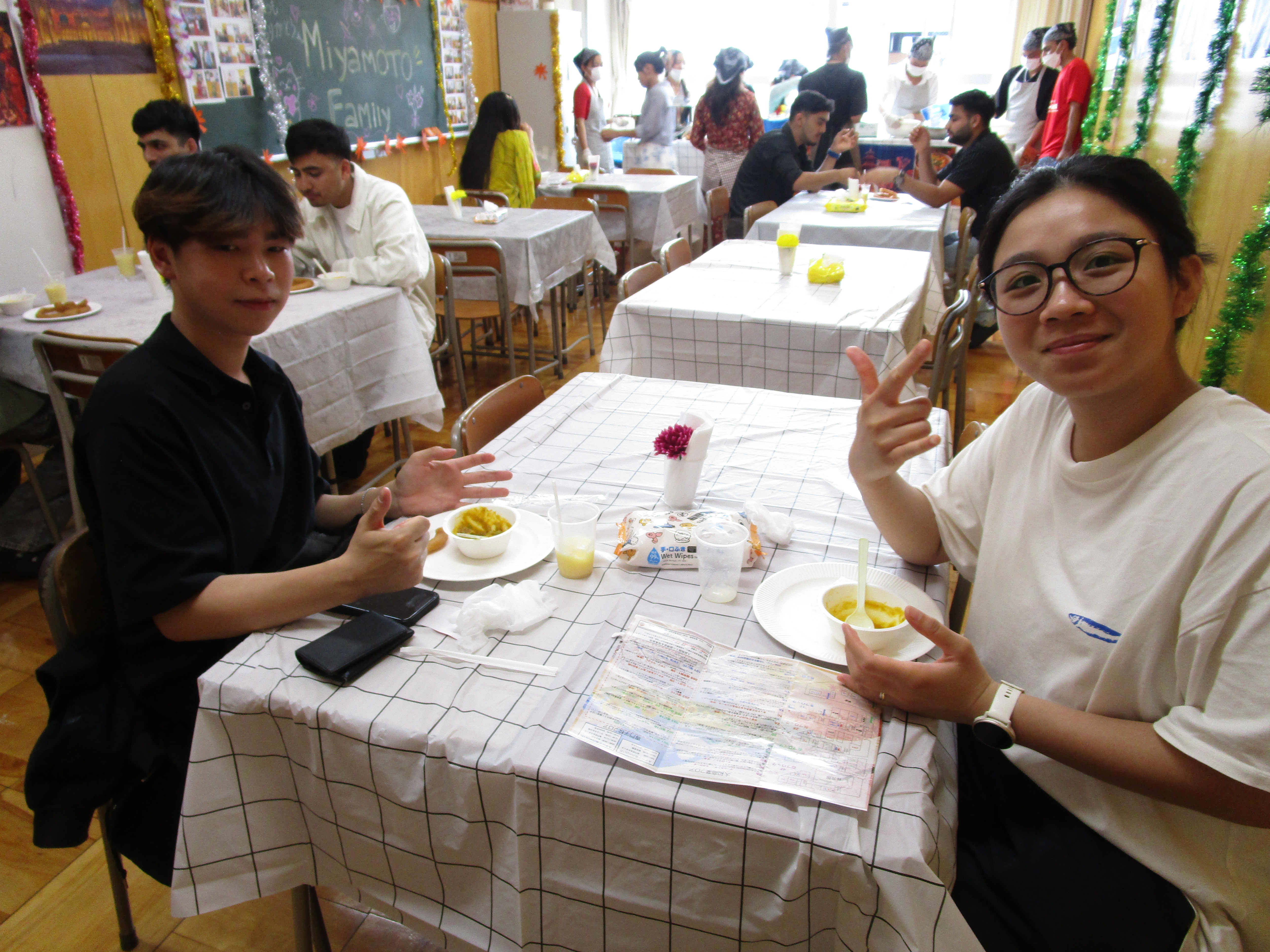 飲食ブースで舌鼓を打つ学生