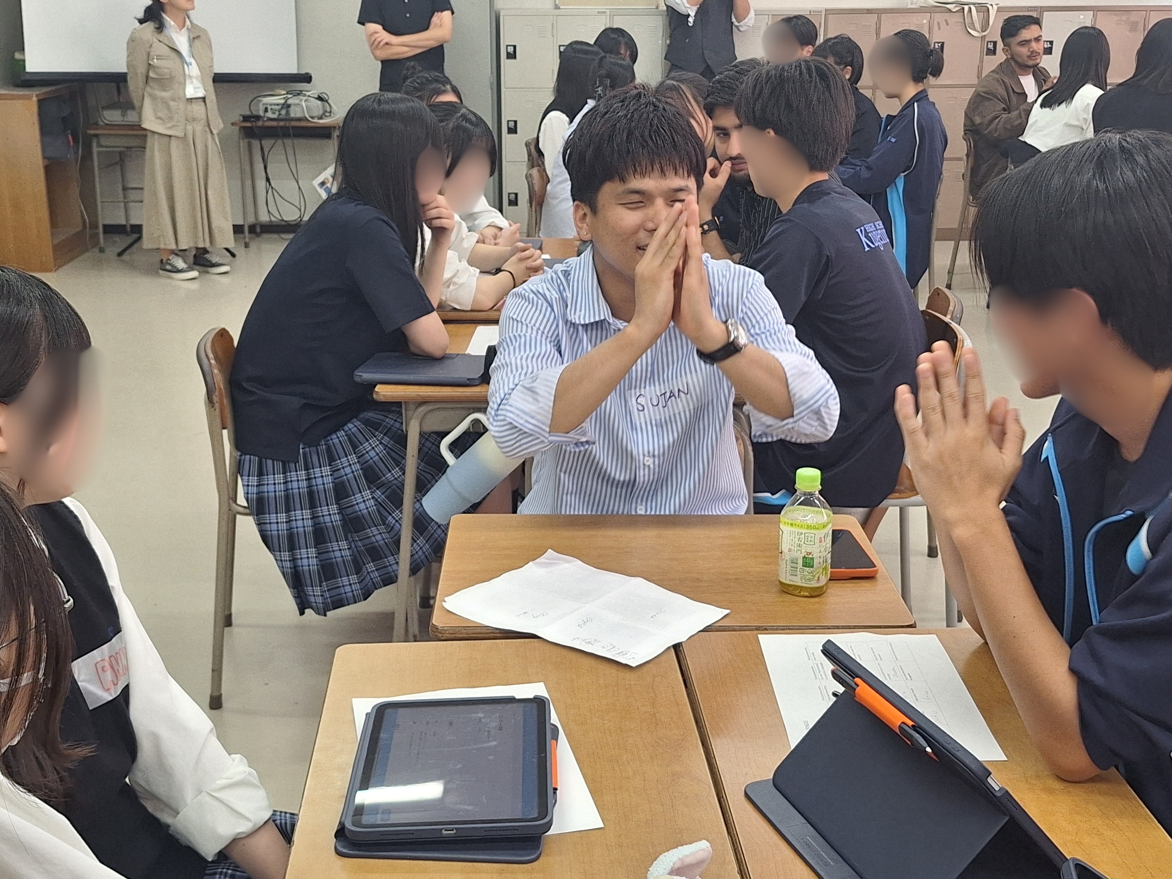 高校生と一緒にネパールの挨拶「ナマステ!」をする学生