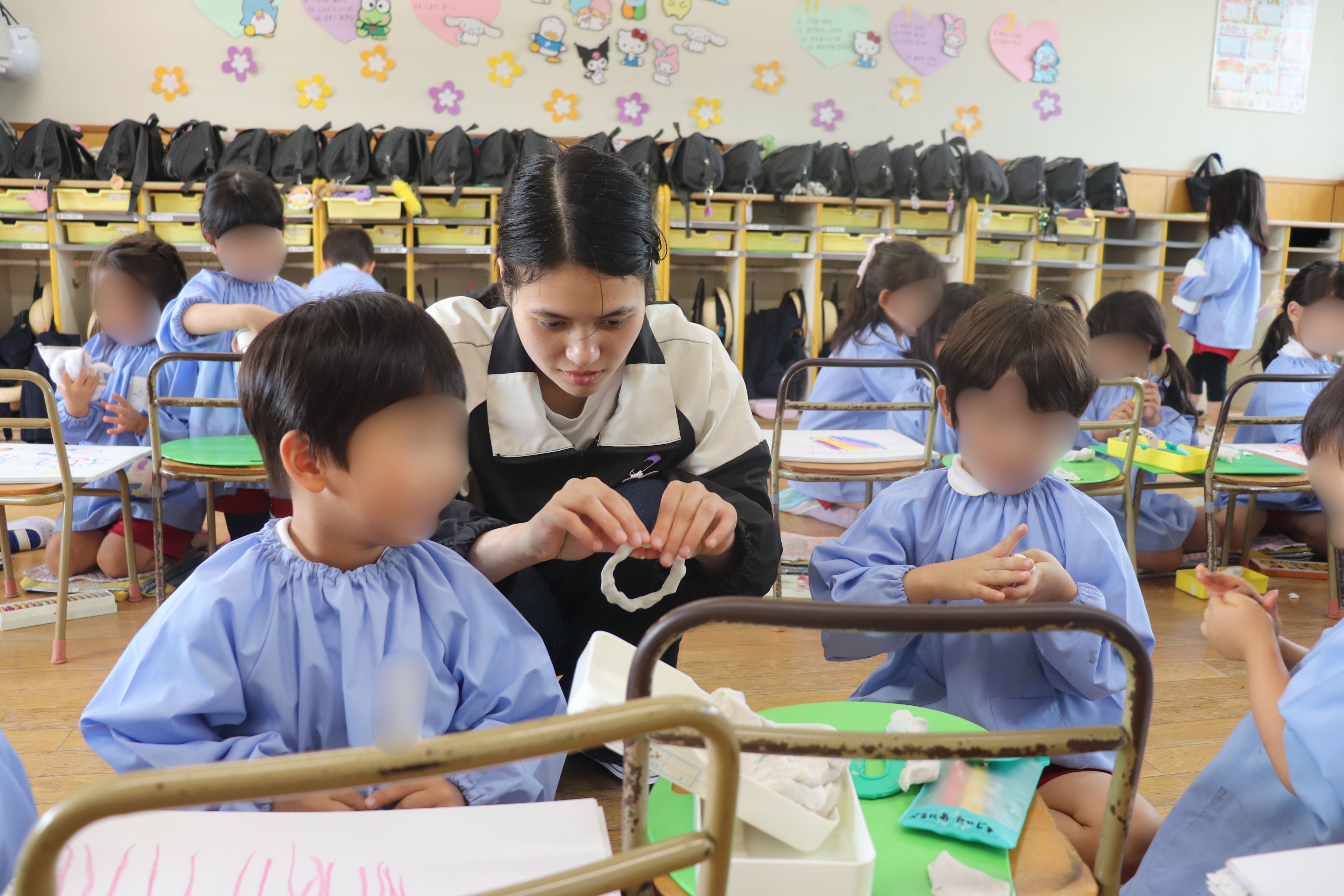 園児と一緒に工作をしている学生の様子