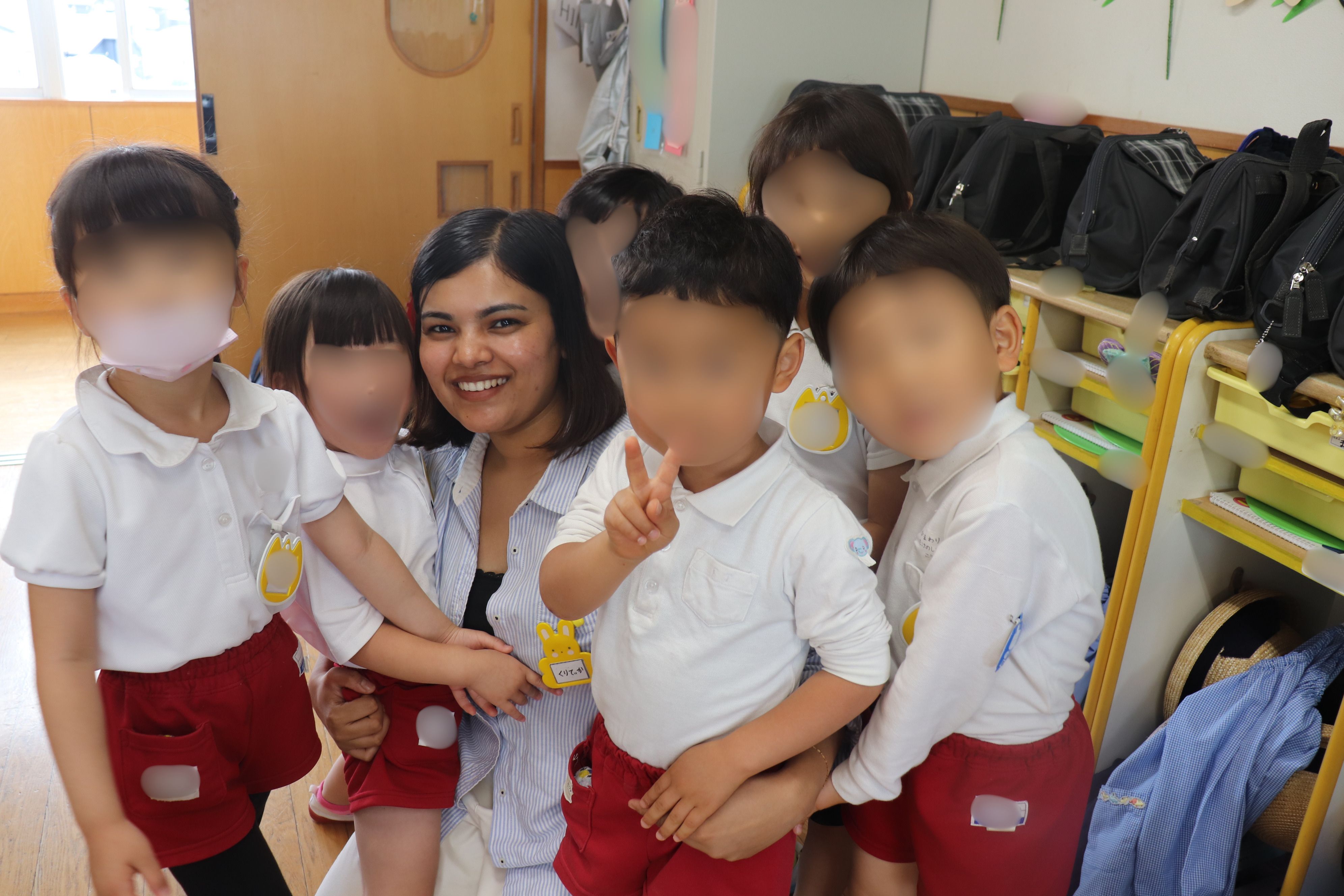 園児たちとピース!で写真撮影する学生の様子