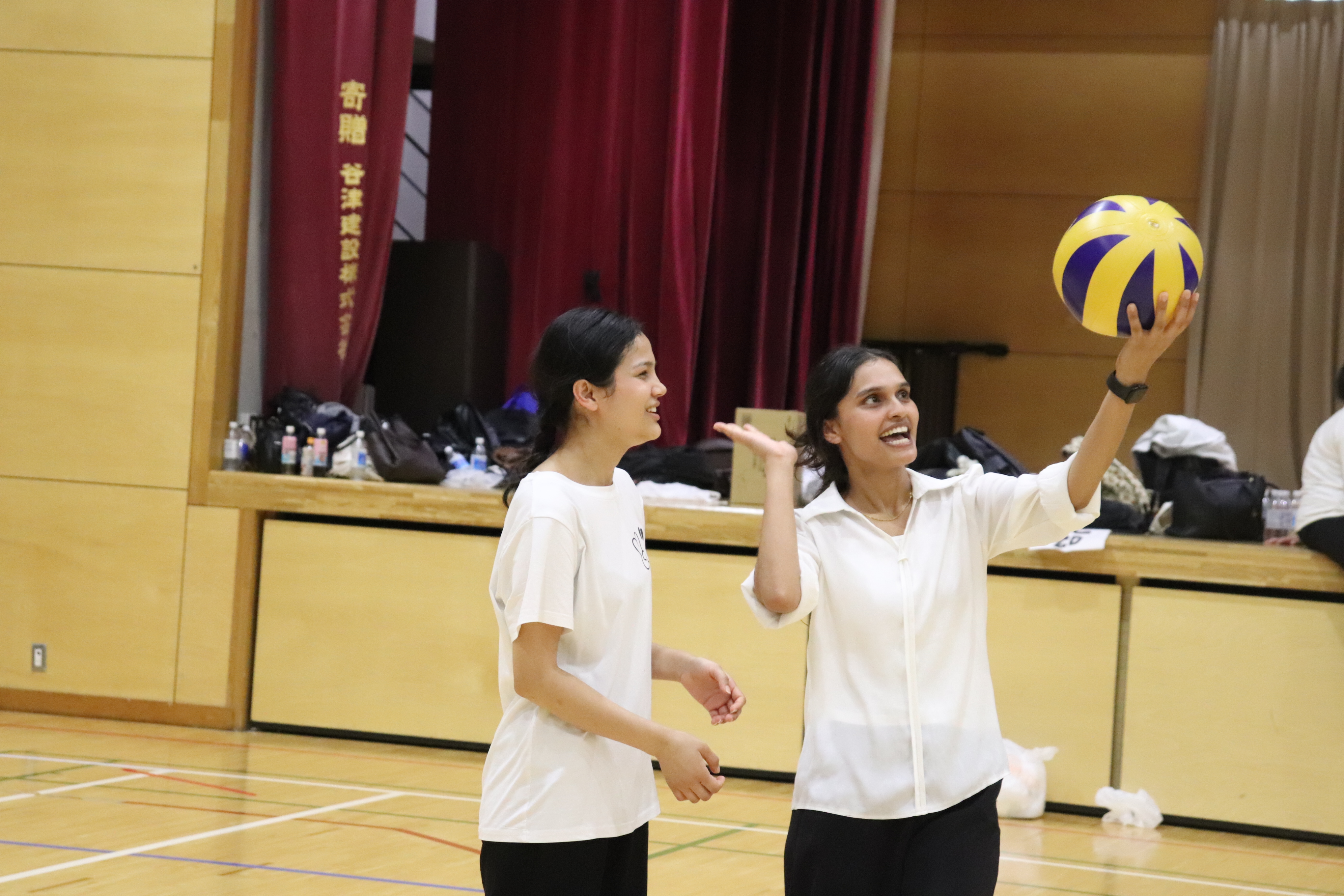 女子はハーフラインからのサーブです！